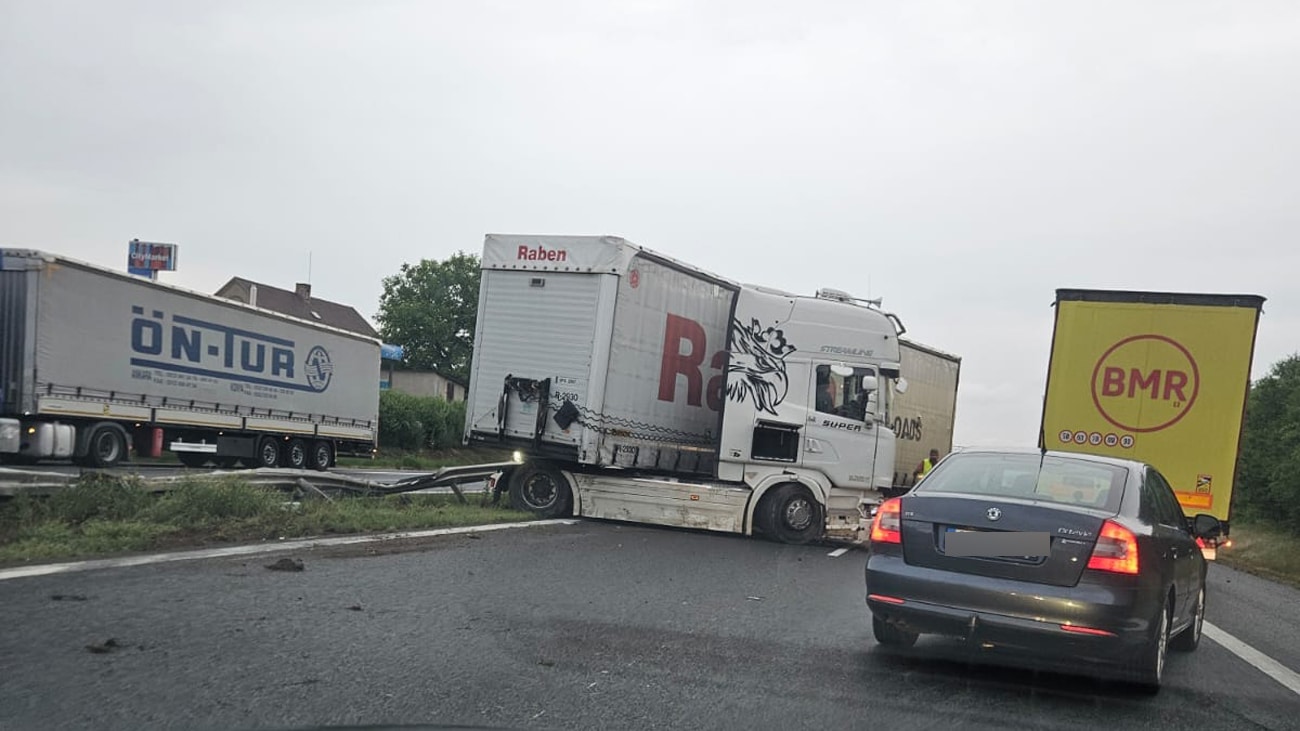 Kamion havaroval v pondělí na 20. kilometru dálnice D5. Foto: Mirča Zajačikovskij
