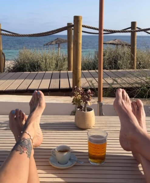 Dara Rolins kávu a Pavel Nedvěd pivko. Taková je pohoda na pláži. Foto: IG
