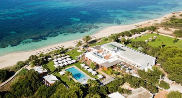 Dara Rolins a Pavel Nedvěd se ubytovali v luxusním rezortu na ostrově Formentera. Zdroj: Booking