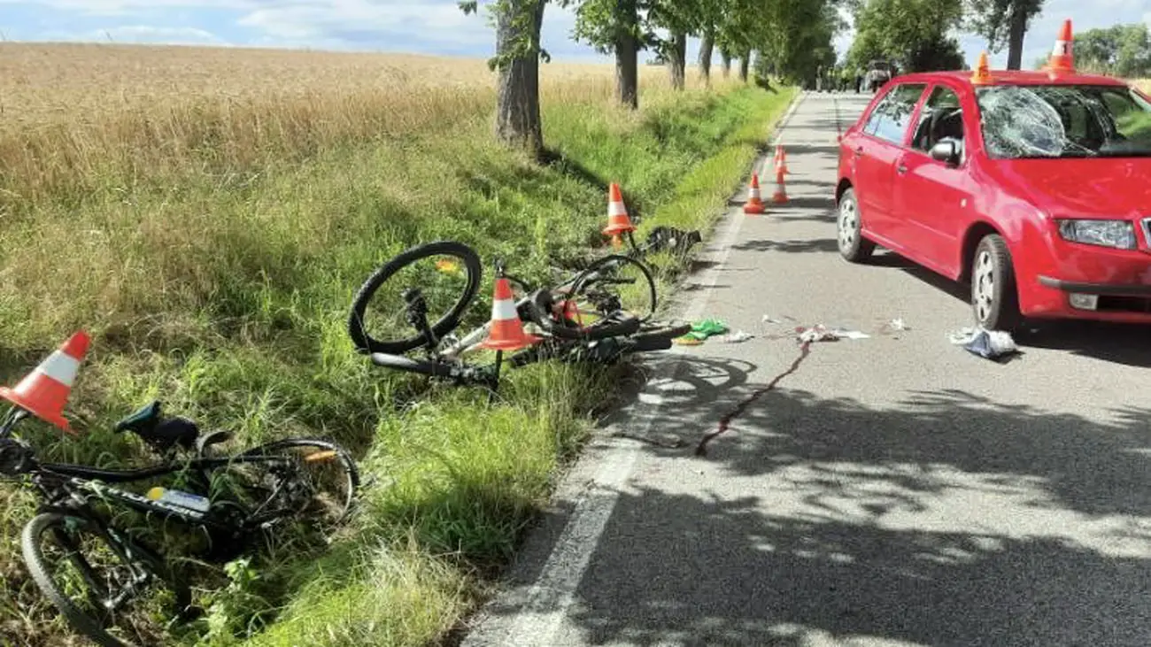 U obce Katovice srazilo auto cyklisty. Foto: PČR