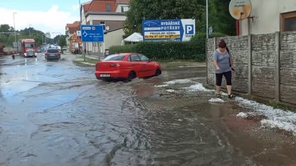 Zatopená ulice poblíž cukrovaru v Mělníku. Zdroj: Roman Houžvic