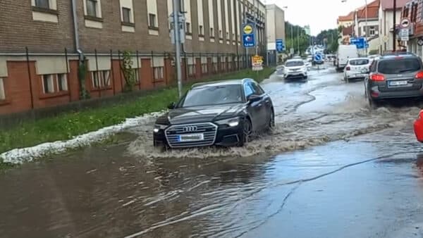 Zatopená ulice poblíž cukrovaru v Mělníku. Zdroj: Roman Houžvic