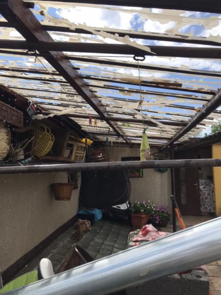 Kroupy zničily střechu pergoly ve Velkém Borku. Foto: Milan Zila