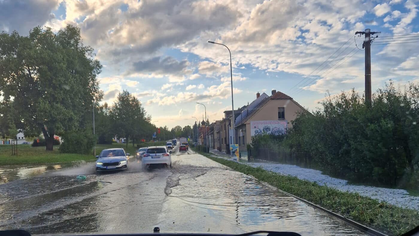 Zatopené ulice a hromady krup ve Vysokém Mýtě. Zdroj: Lucie Vlčková