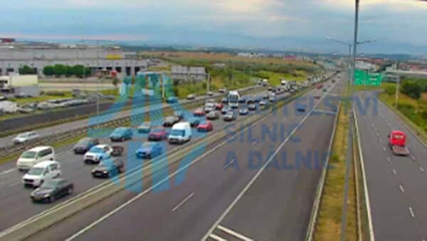 Od Prahy se na zatopené dálnici D1 tvoří kolony. Zdroj: ŘSD