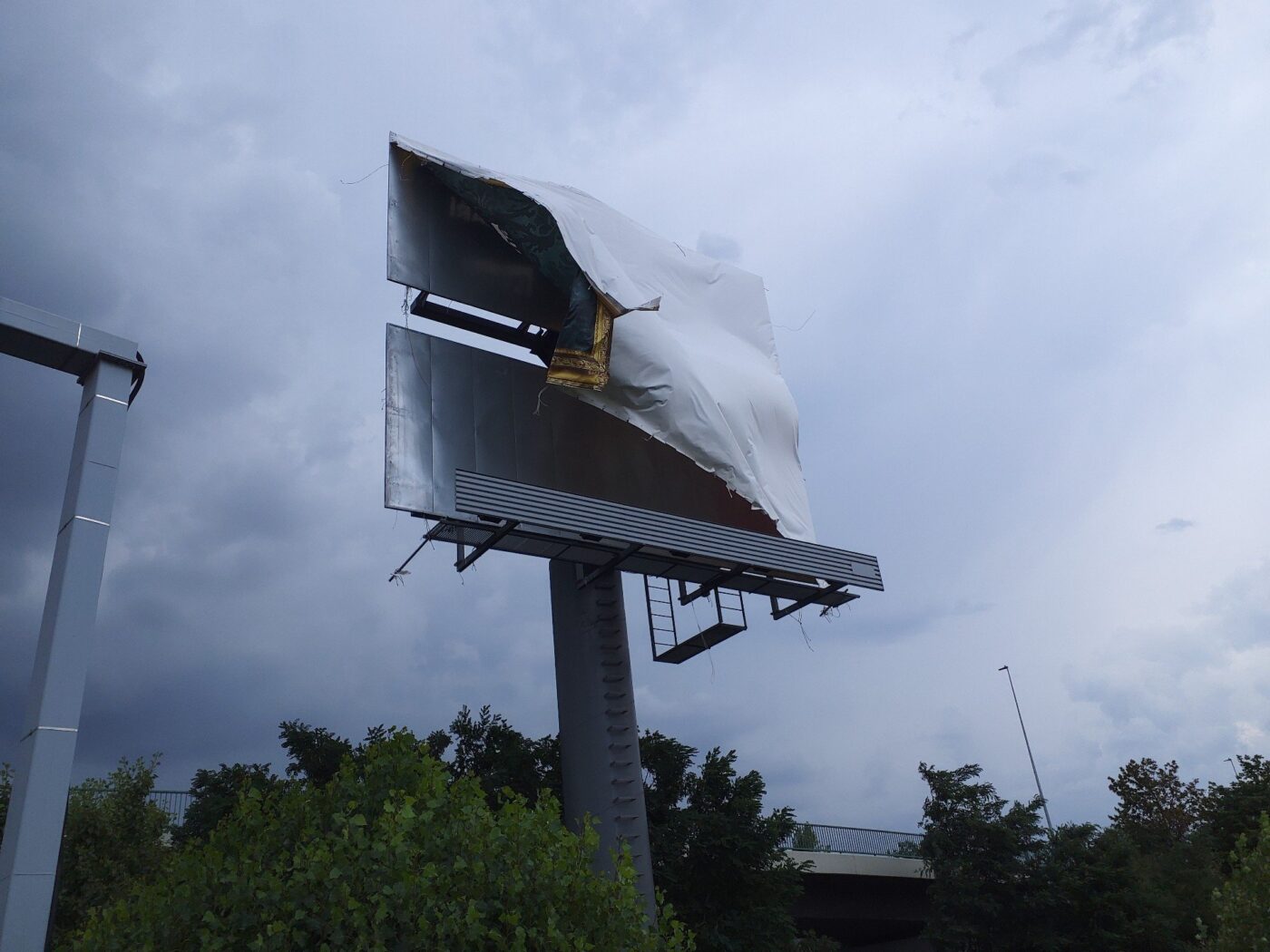 Billboard v Praze poškozený po bouřce. Foto: HZS