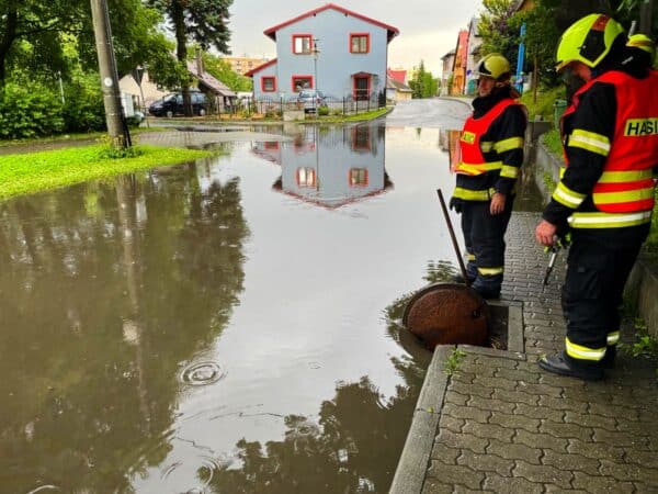 Velká voda ve Frenštátu pod Radhoštěm. Foto: HZS
