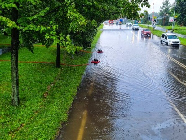 Velká voda ve Frenštátu pod Radhoštěm. Foto: HZS