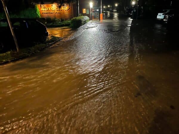 Velká voda ve Frenštátu pod Radhoštěm. Foto: HZS