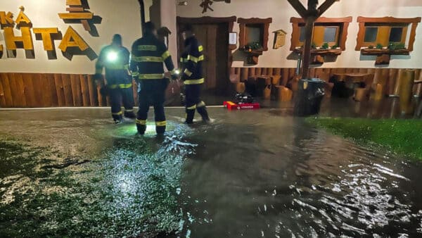 Velká voda ve Frenštátu pod Radhoštěm. Foto: HZS