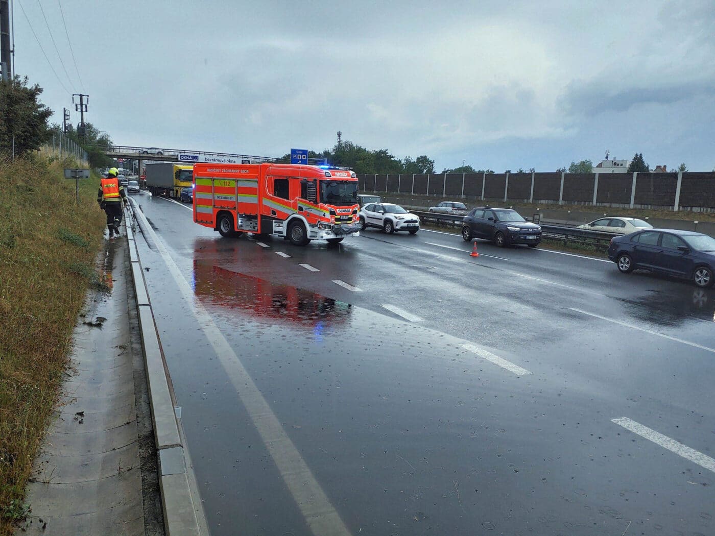 Bouřka uzavřela dálnici D1 u Prahy. Foto: HZS