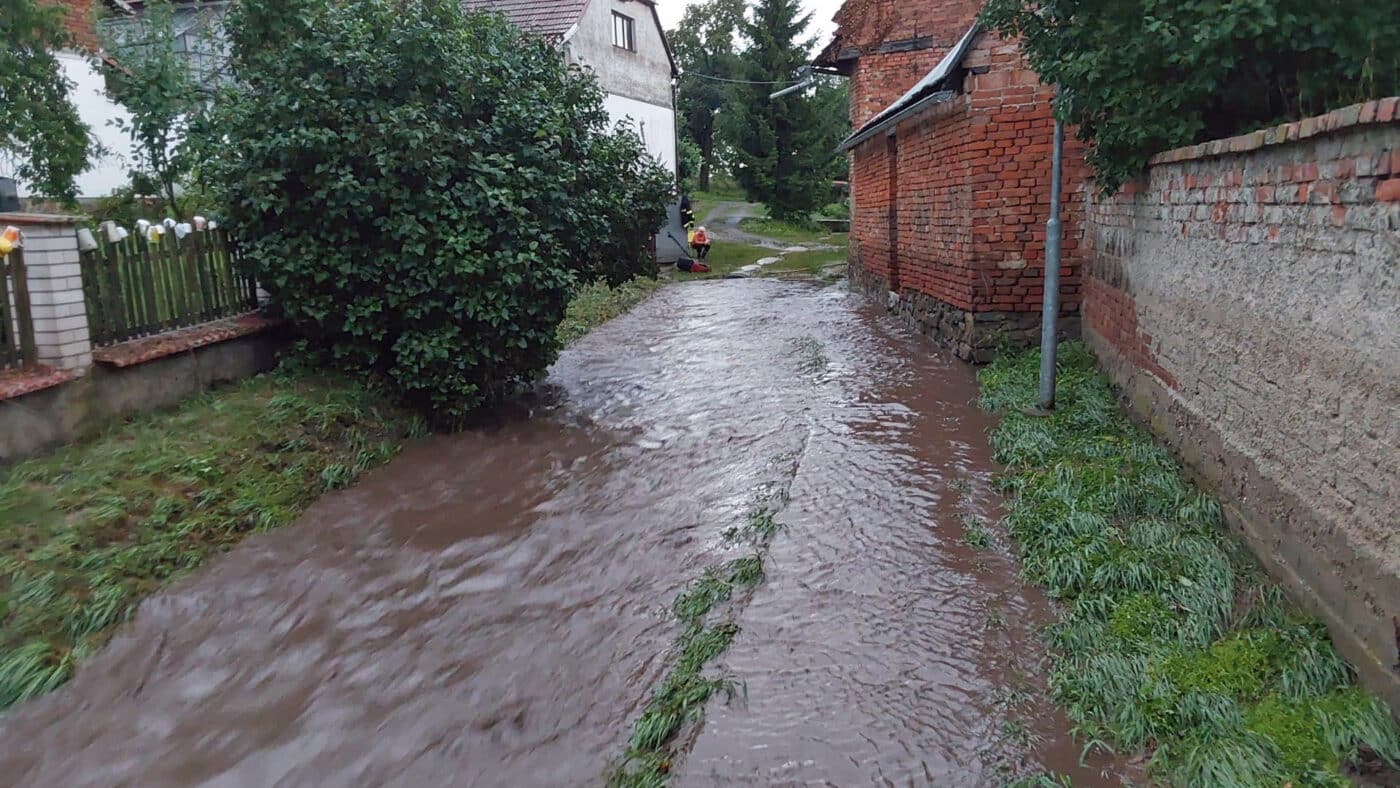 Zatopené ulice a bahno po nedělní záplavě na Přerovsku. Foto: HZS