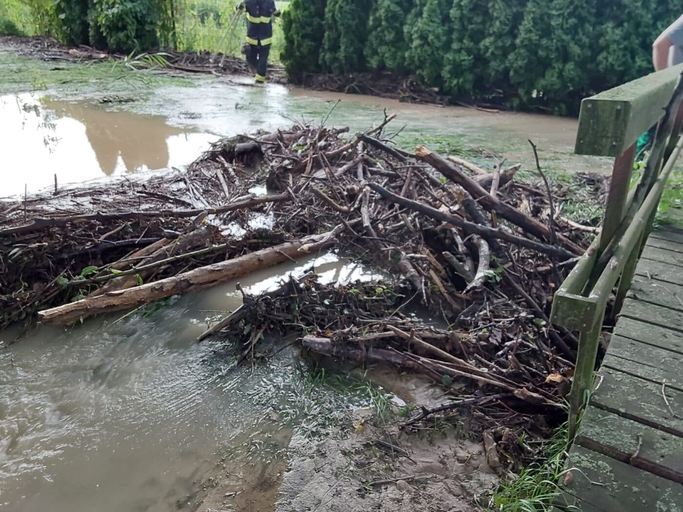 Zatopené ulice a bahno po nedělní záplavě na Přerovsku. Foto: HZS