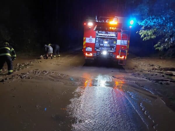 Zatopené ulice a bahno po nedělní záplavě na Přerovsku. Foto: HZS