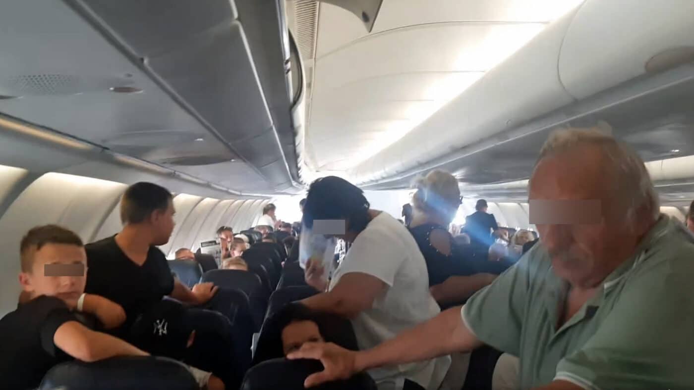 Turisté postávají uvěznění v horku v letadle na Djerbě.