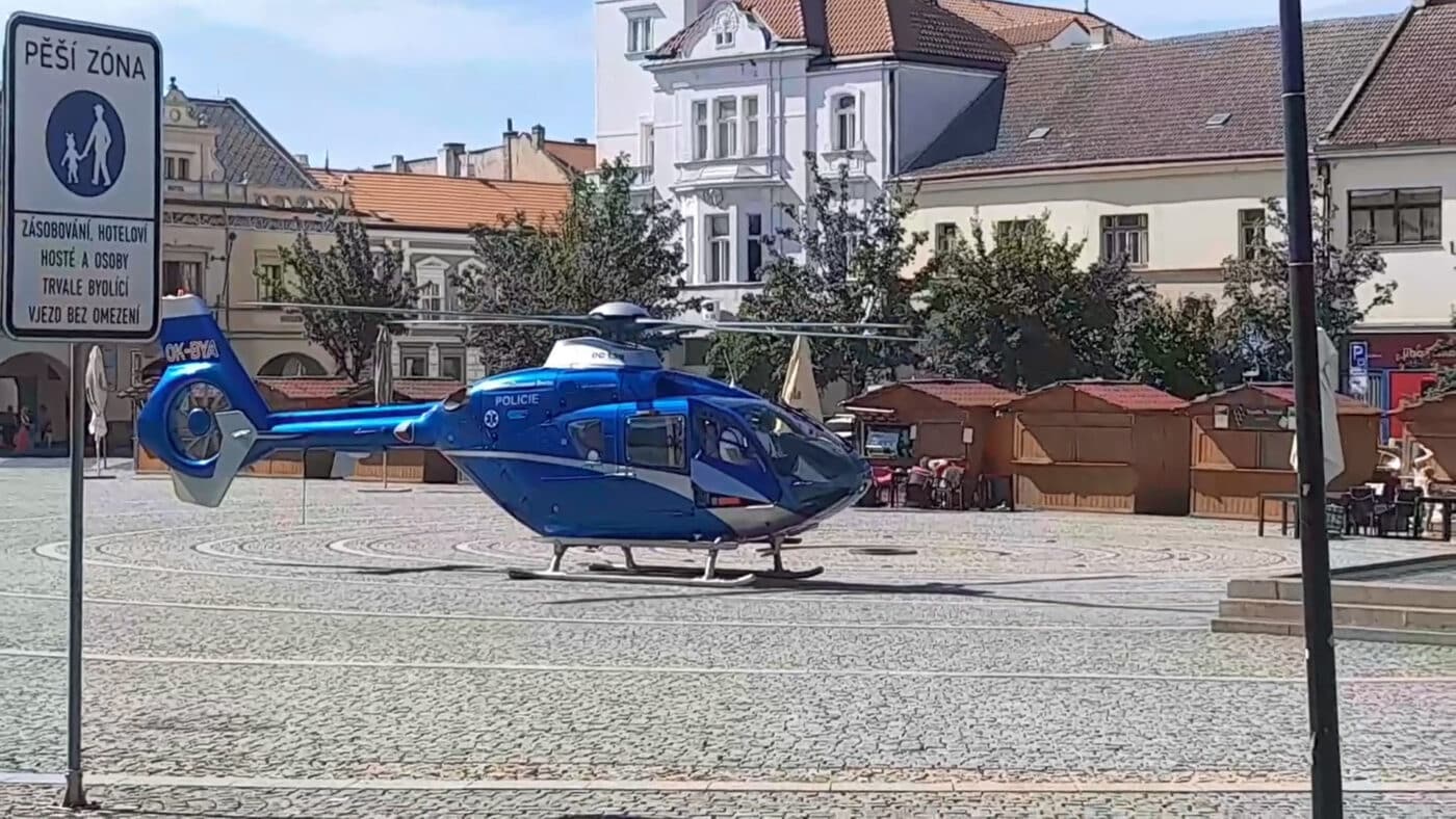 Na náměstí v Mělníku přistával vrtulník. Foto: FB