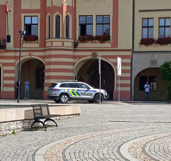 Na náměstí v Mělníku přistával vrtulník. Foto: FB/Jiří Suchý