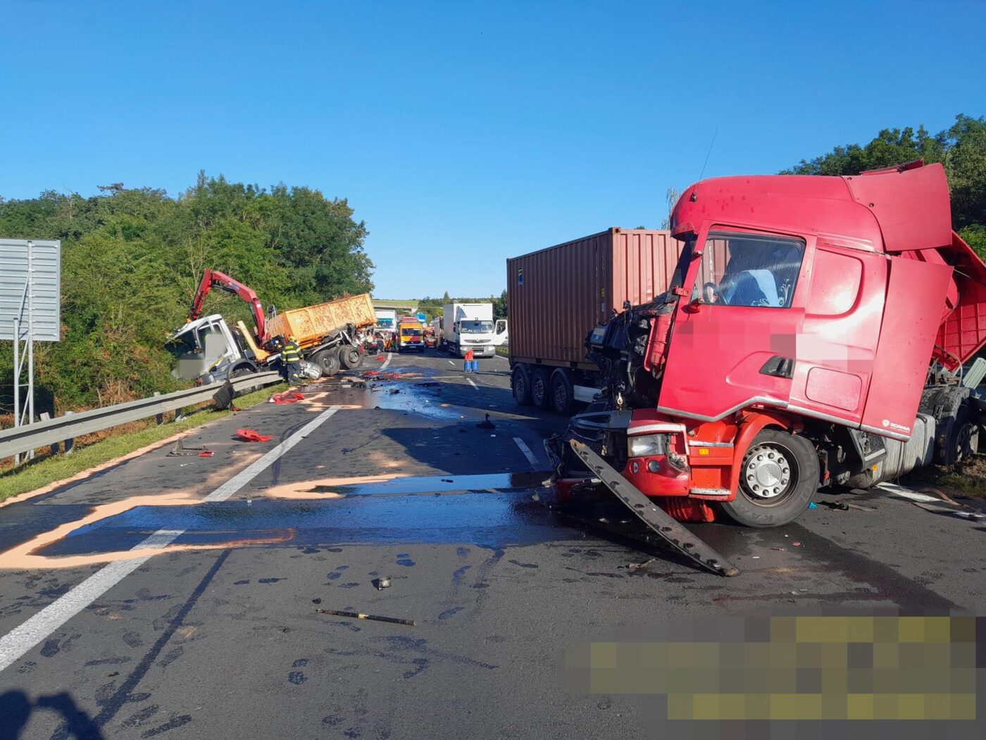 Vážná nehoda nákladních vozů na dálnici D7 u Knovíze. Foto: HZS