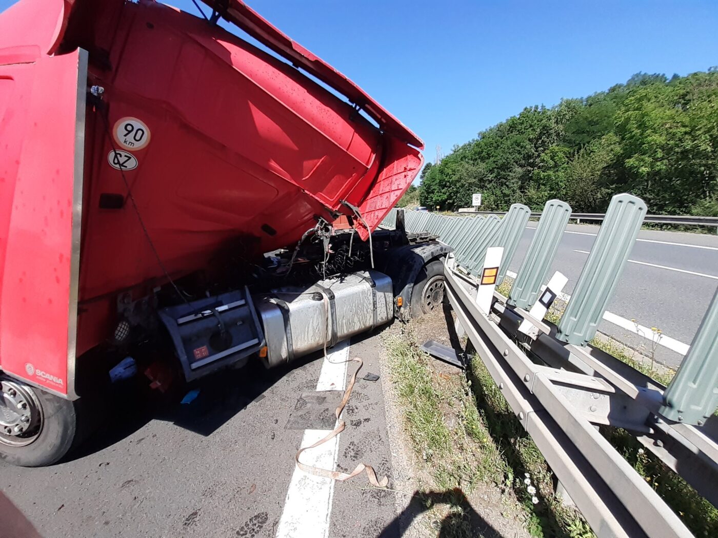 Vážná nehoda nákladních vozů na dálnici D7 u Knovíze. Foto: HZS