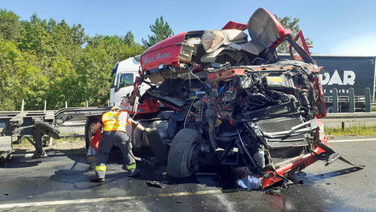 Vážná nehoda nákladních vozů na dálnici D7 u Knovíze. Foto: HZS