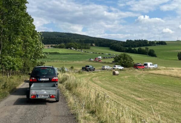 Auta se nehodě u Dětřichova vyhýbala po polní cestě. Zdroj: vlakyx