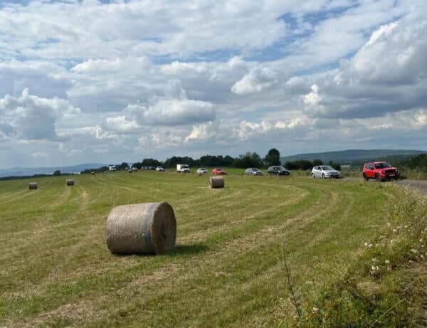 Auta se nehodě u Dětřichova vyhýbala po polní cestě. Zdroj: vlakyx