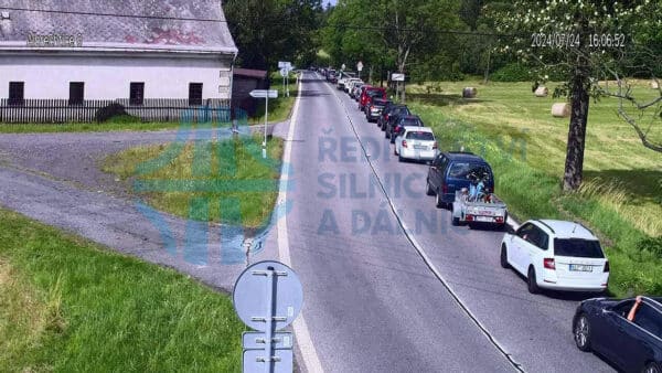 Od Albrechtic k Dětřichovu se tvoří dlouhé kolony.