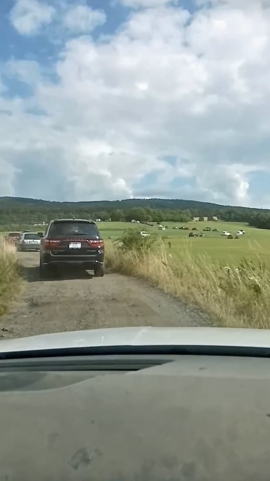 Řidiči musí objížďkou po prašné polní cestě.