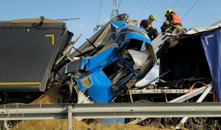 Nehoda kamionů uzavřela dálnici D5 u Ejpovic. Zdroj: Krimi Plzeň
