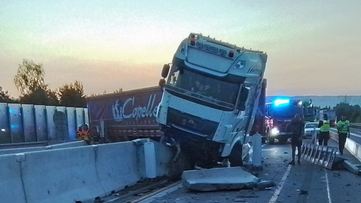 Nehoda kamionu na D35 u Olomouce. Foto: HZS