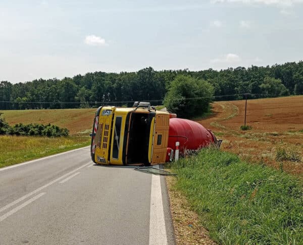 Nehoda domíchávače u Kostelní Vydří. Foto: HZS