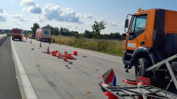 Kamion na dálnici D5 narazil do vozíku silničářů. Foto: HZS