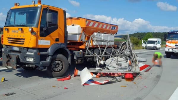 Kamion na dálnici D5 narazil do vozíku silničářů. Foto: HZS