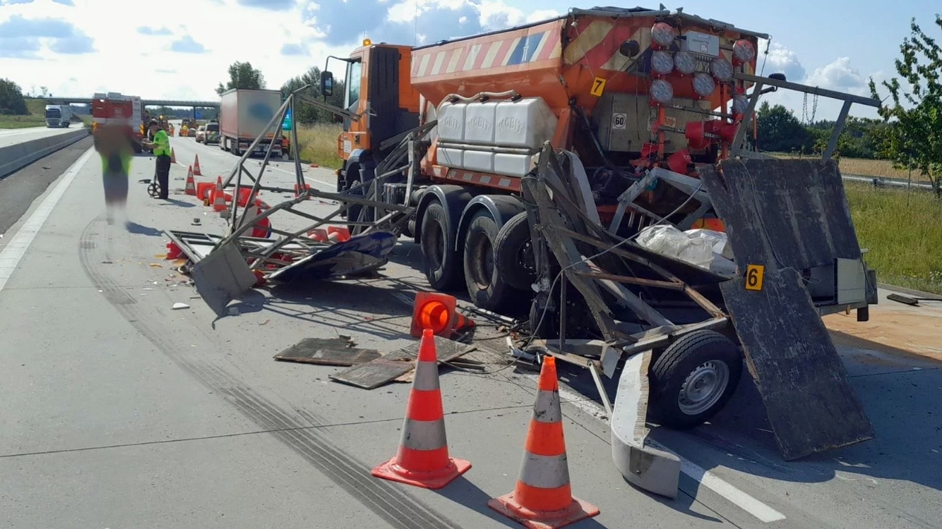 Kamion na dálnici D5 narazil do vozíku silničářů. Foto: HZS