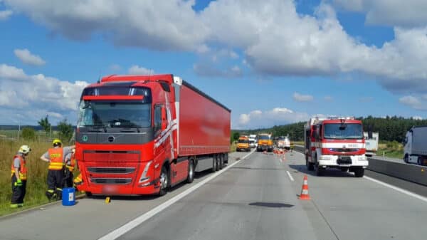 Kamion na dálnici D5 narazil do vozíku silničářů. Foto: HZS