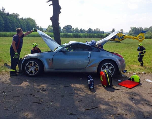 V Horní Jelení havaroval Nissan 350Z do stromu. Foto: HZS