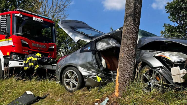 V Horní Jelení havaroval Nissan 350Z do stromu. Foto: HZS