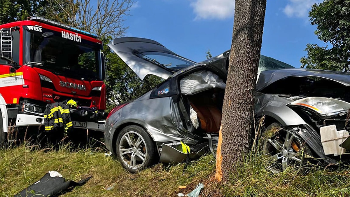 V Horní Jelení havaroval Nissan 350Z do stromu. Foto: HZS