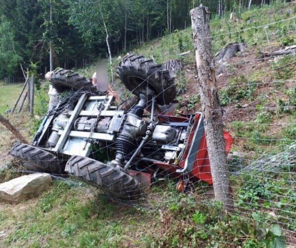 V obci Korouhev se zřítil traktor ze svahu. Foto: HZS