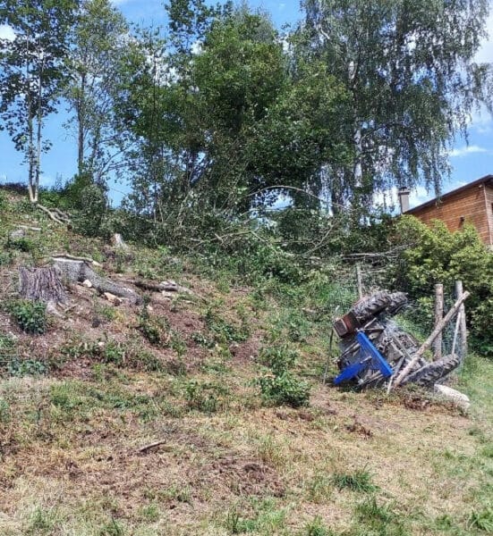 V obci Korouhev se zřítil traktor ze svahu. Foto: HZS
