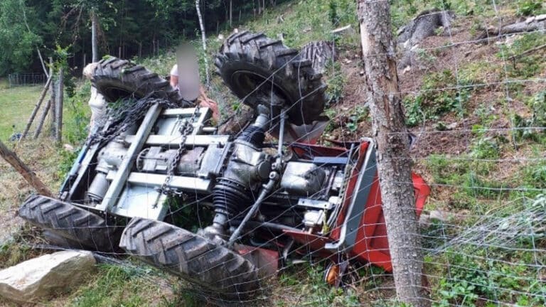 V obci Korouhev se zřítil traktor ze svahu. Foto: HZS