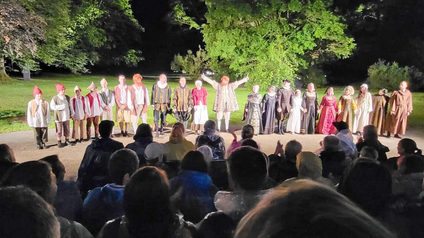 Otáčivé hlediště Český Krumlov: Závěrečná děkovačka hry Ženy Jindřicha VIII. Foto: ČRzpravy