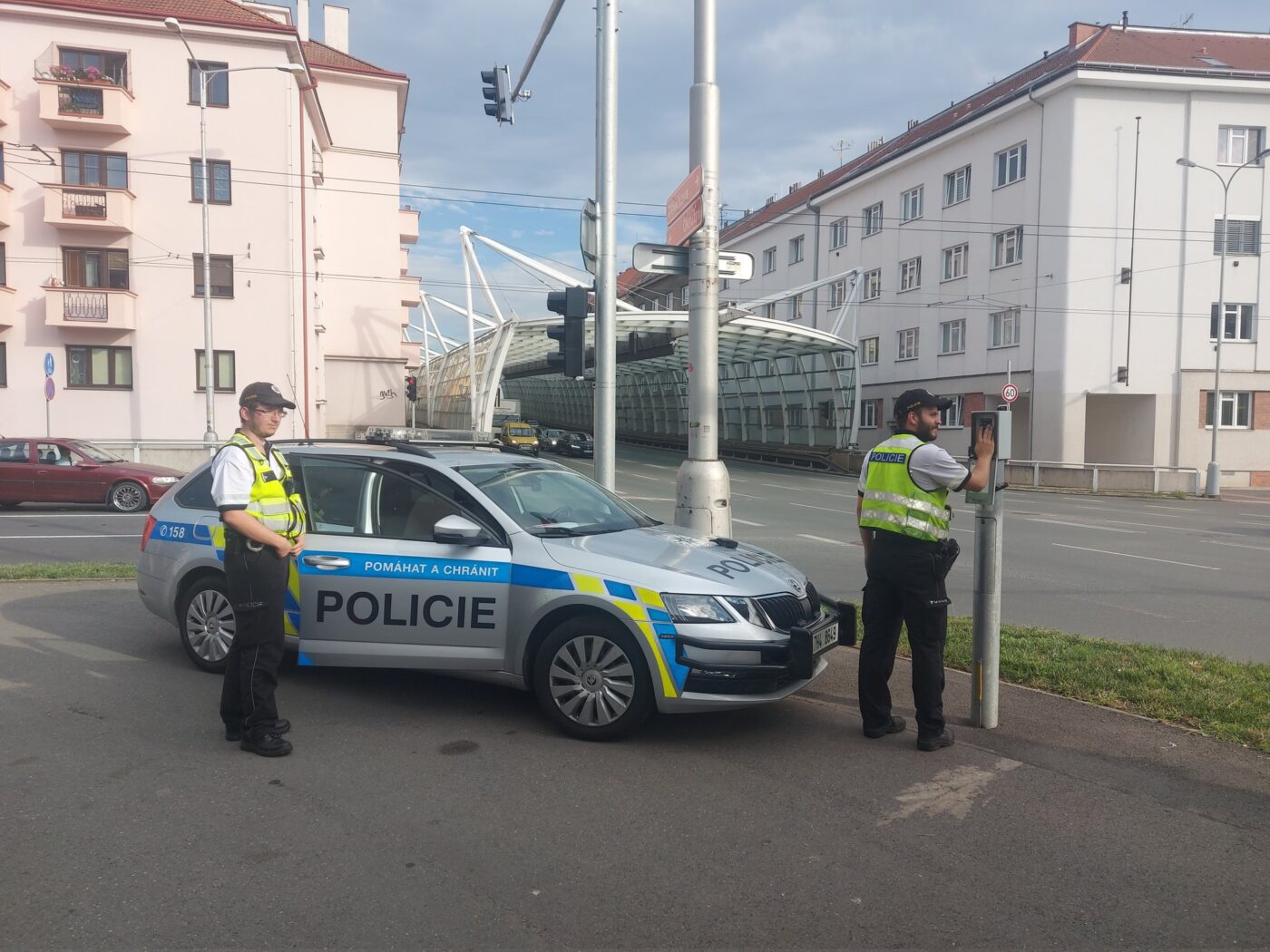 Policisté řídí dopravu v centru Hradce Králové, aby fanoušci stihli příjezd na koncert Eda Sheerana.