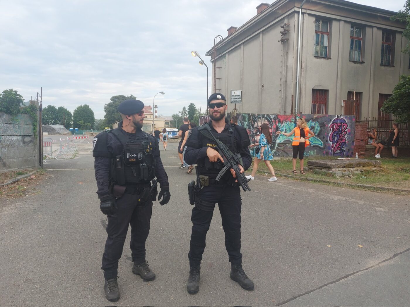 Policie před Parkem 360, kde se konal koncert Eda Sheerana. 