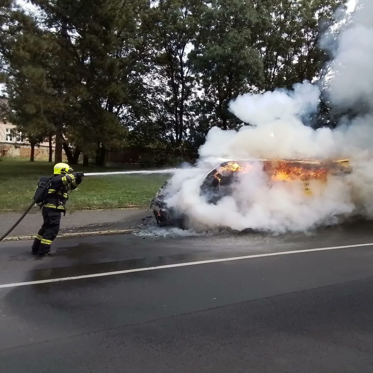 Požár dodávky v Bílině. Foto: HZS