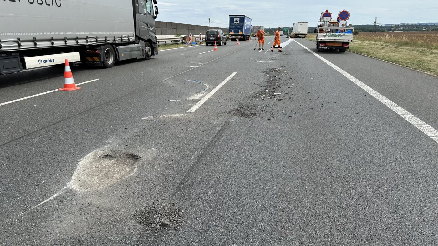 Provoz na dálnici D1 komplikuje vysypaný náklad. Foto: PČR