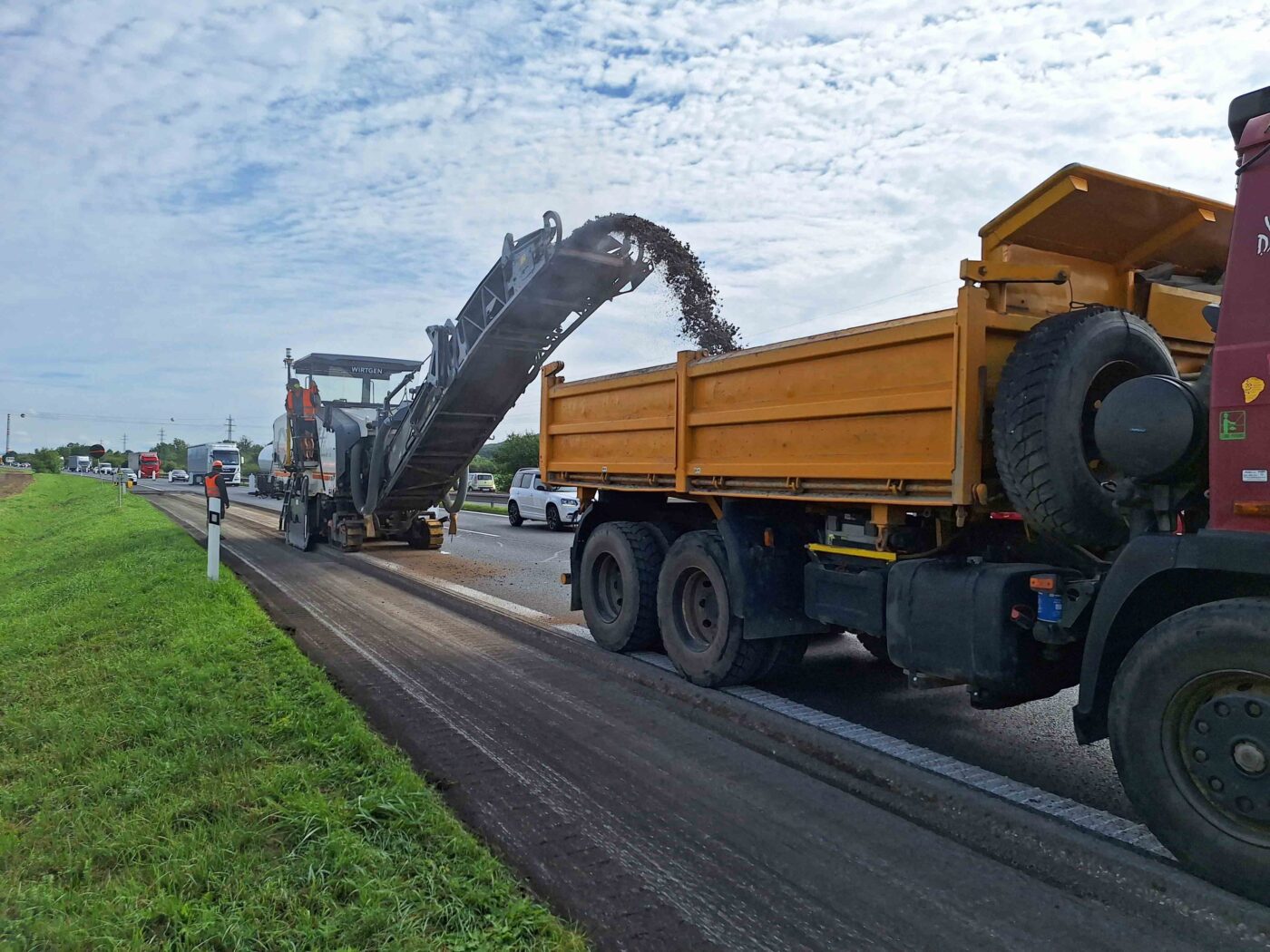 Na dálnici D10 u Bezděčína začalo frézování vozovky. Foto: ŘSD