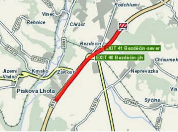 Práce na dálnici D10 u Bezděčína.