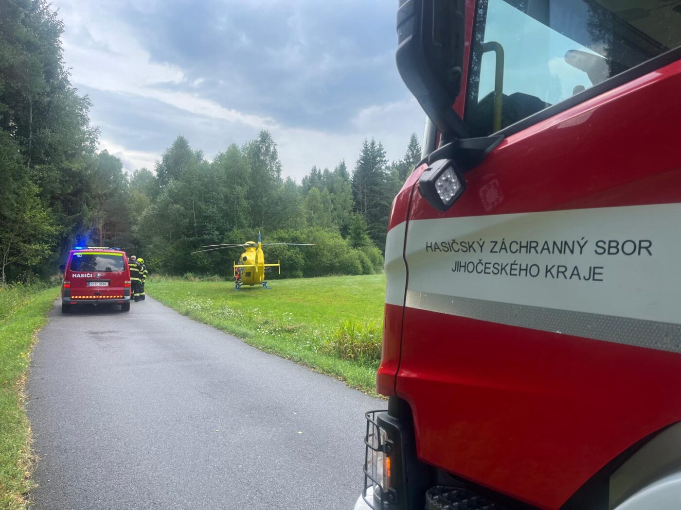 Cyklistku ze Stožce transportoval vrtulník do nemocnice. Foto: HZS