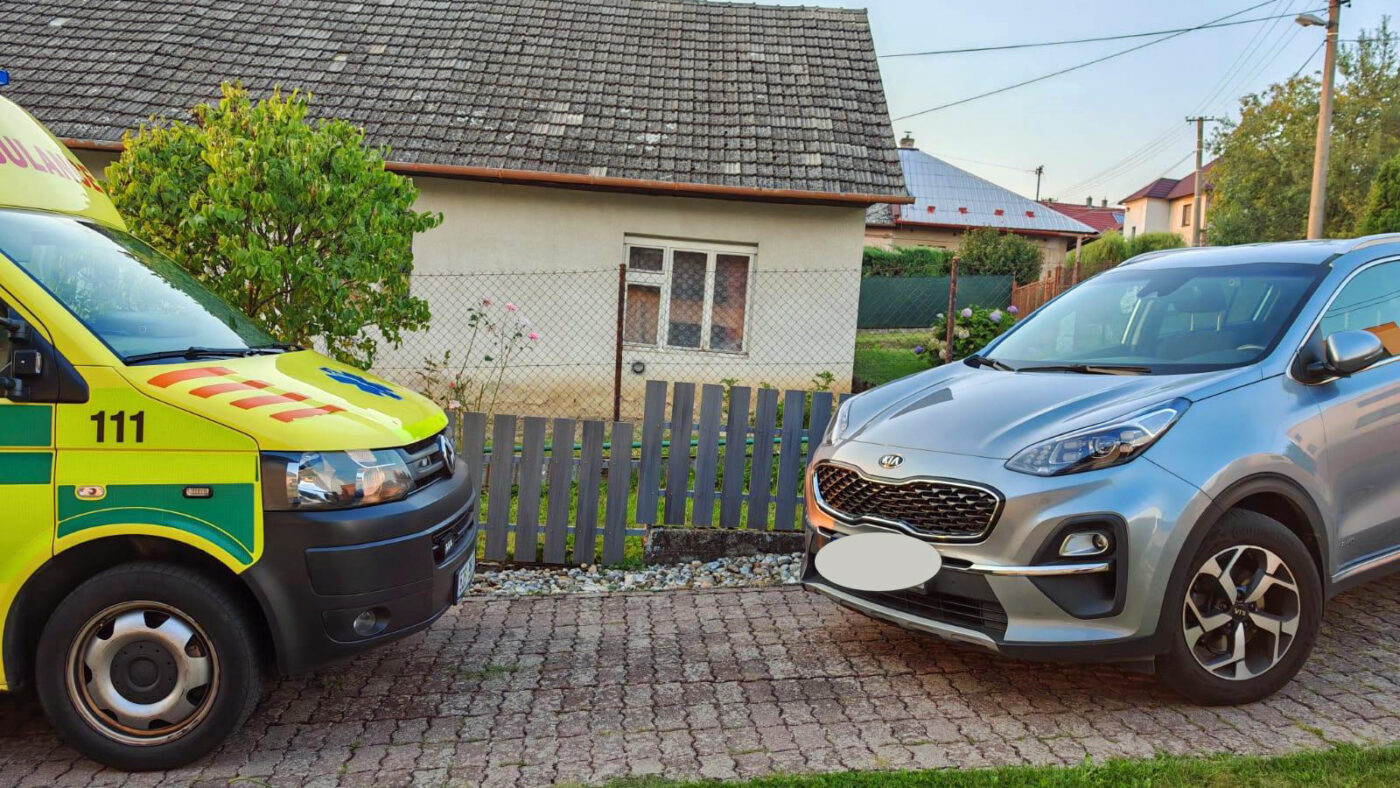 Řidič ve Hvozdné postavil auto před záchranku. Foto: ZZS